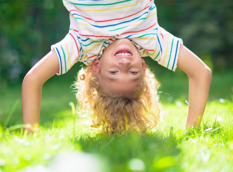 Kind steht auf dem Kopf
