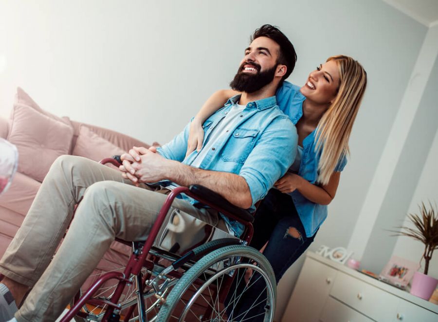 junges Paar, er sitzt im Rollstuhl