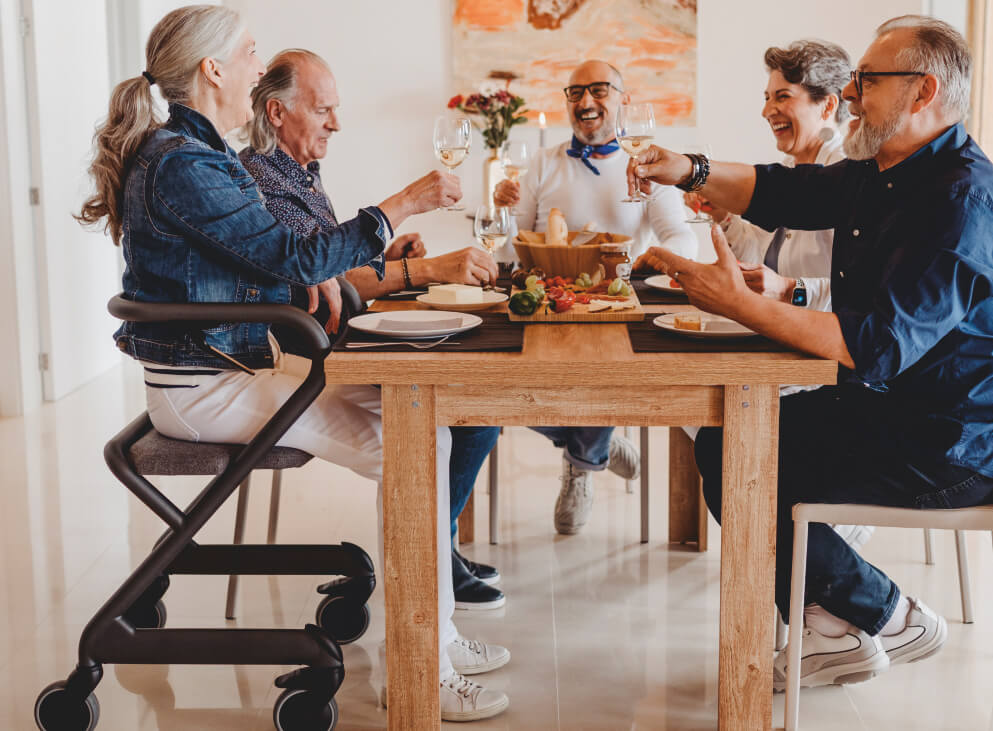 Paar mit Rollator freut sich des Lebens