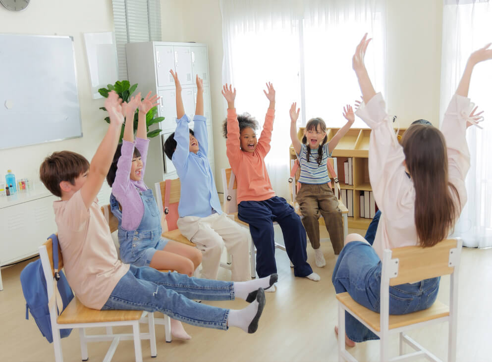 2 Kinder auf einem Bobbicar