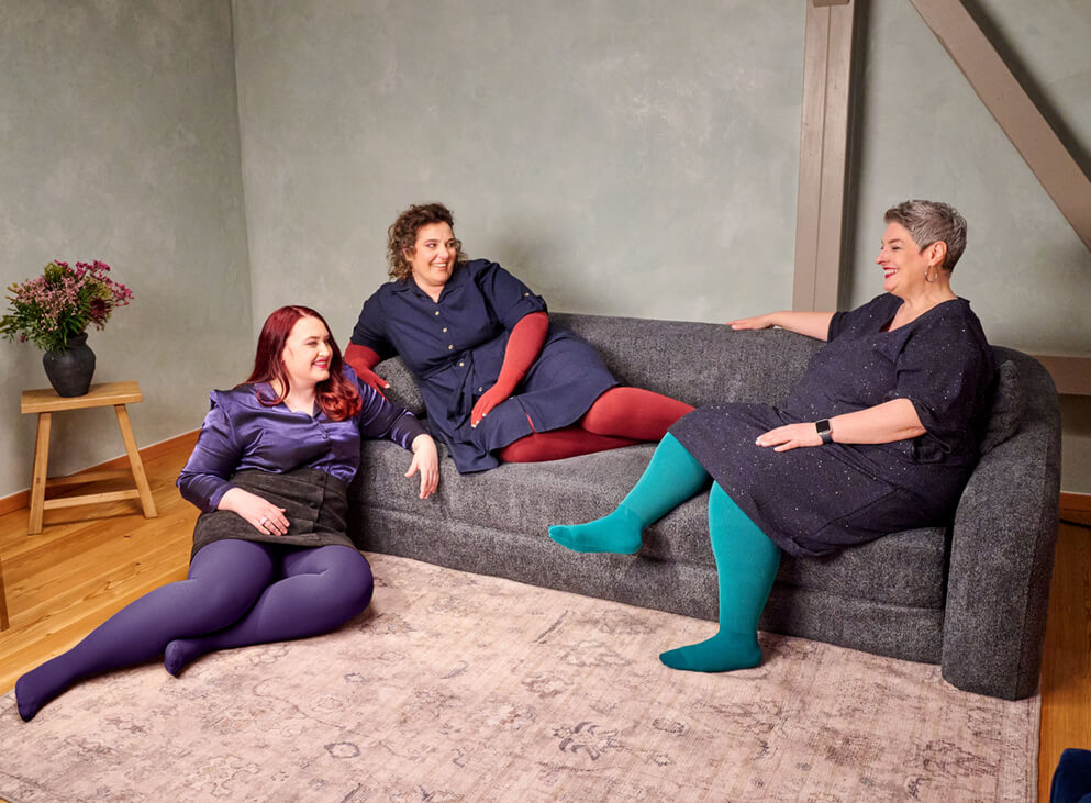 Pflegebetten vor einem Fenster ohne Person