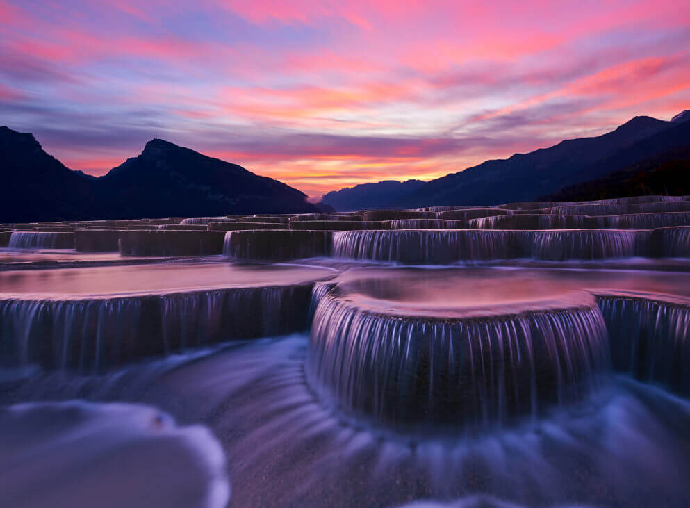Pflegebetten vor einem Fenster ohne Person
