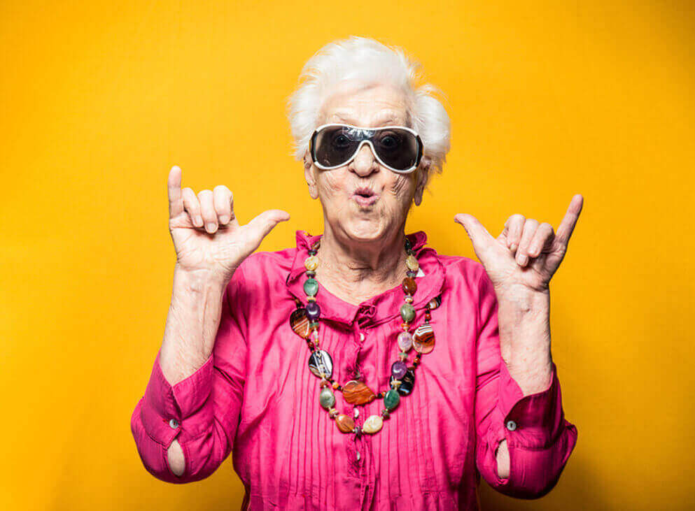 Pflegebetten vor einem Fenster ohne Person