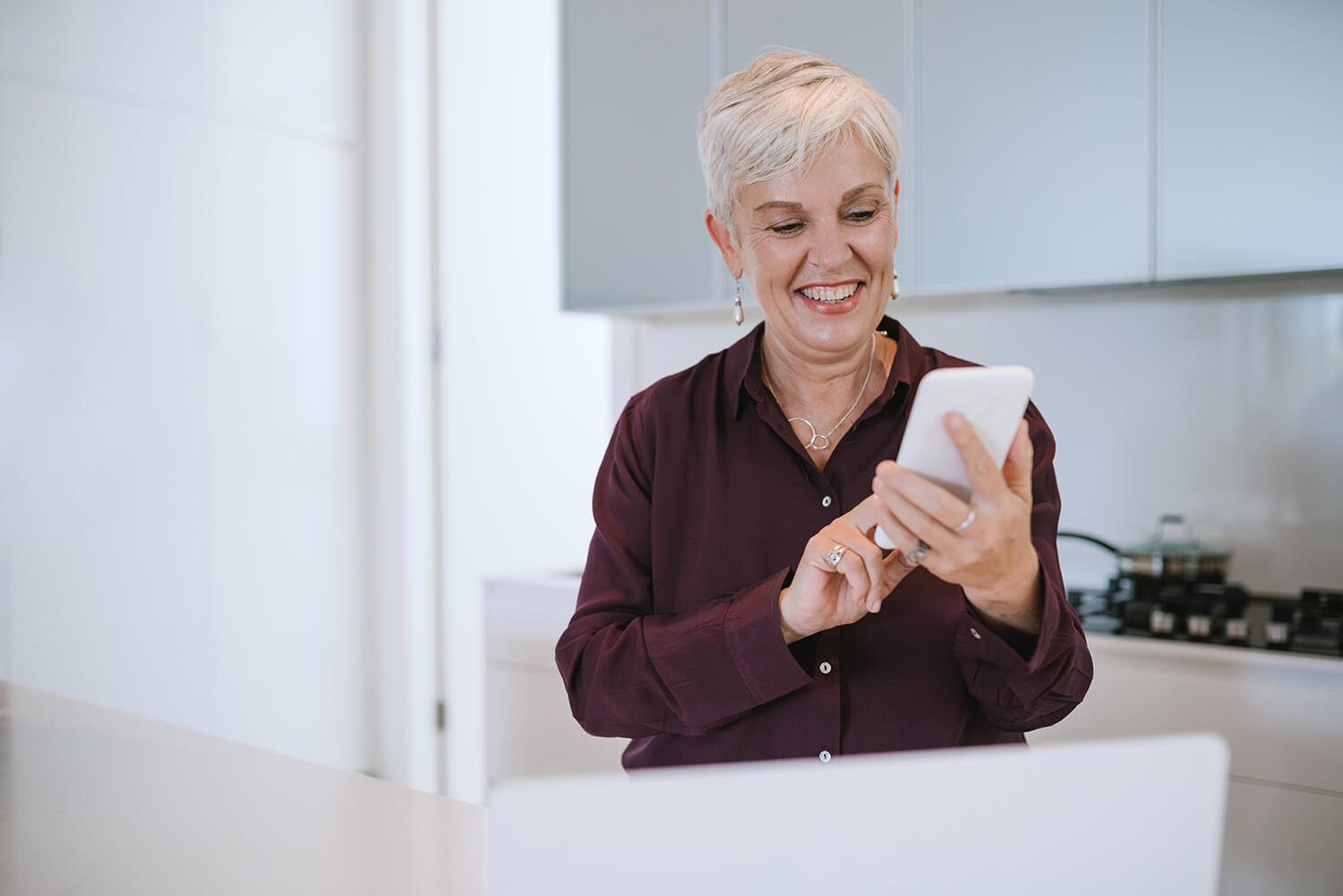 Dame am Telefon tippt mit lachen etwas ein