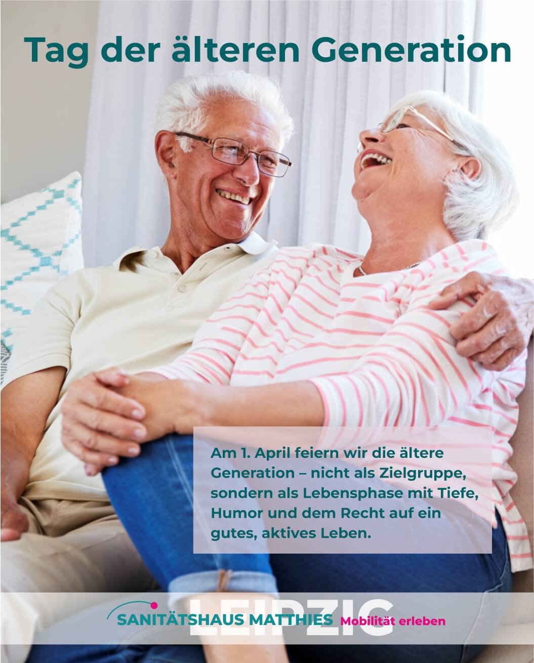 Frau mit warmen Tee sitzt vorm Kamin