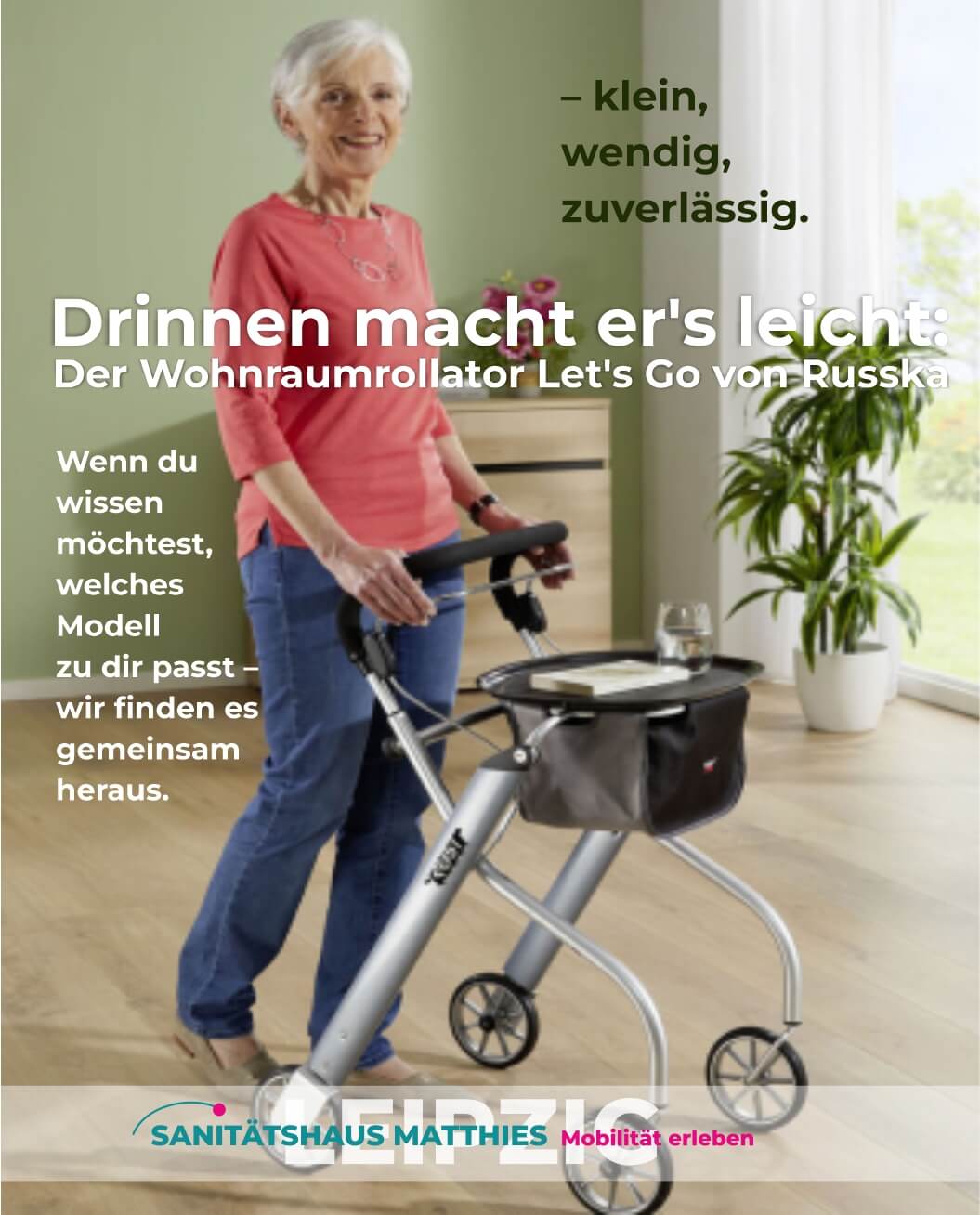 Frau mit warmen Tee sitzt vorm Kamin