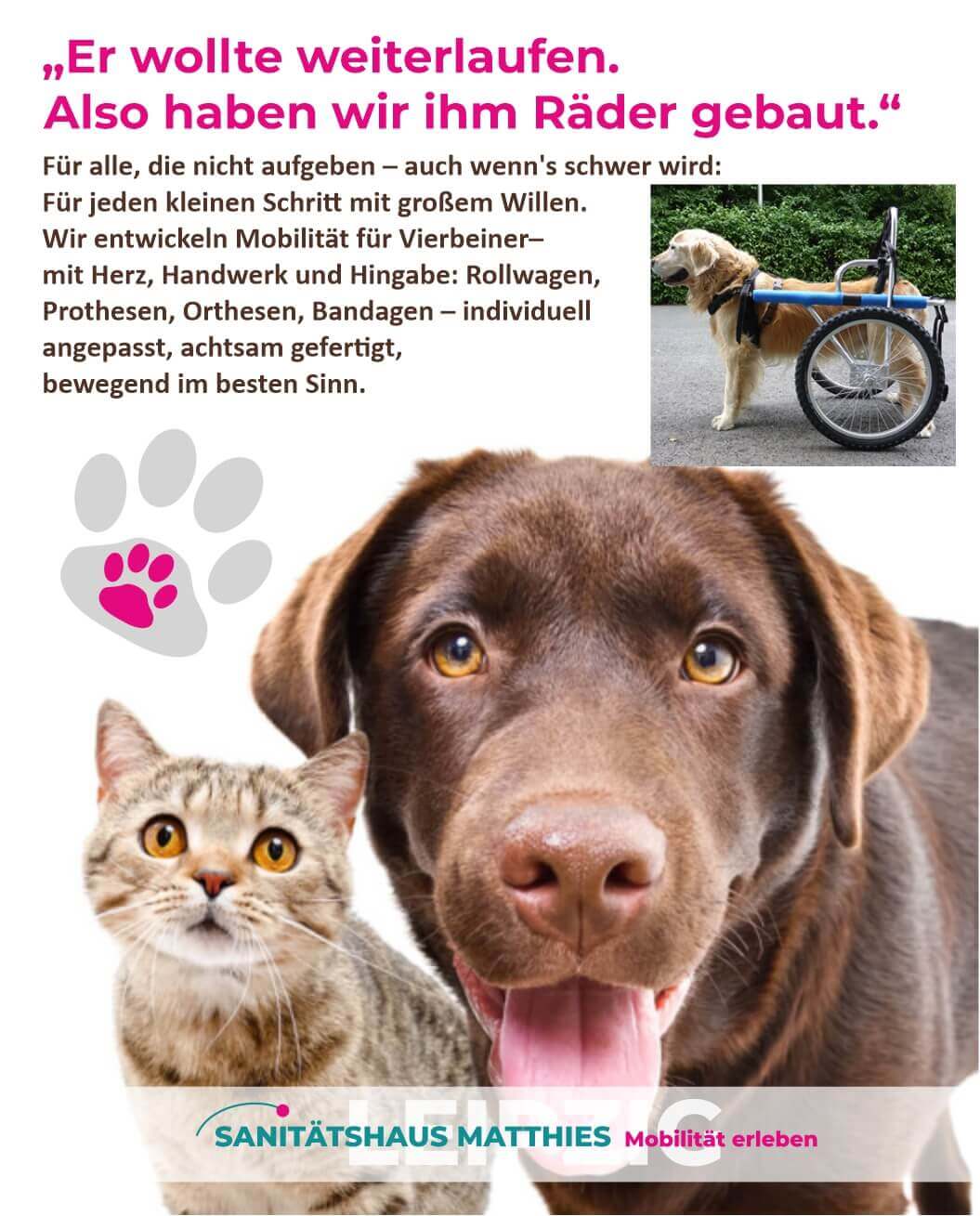 Frau mit warmen Tee sitzt vorm Kamin