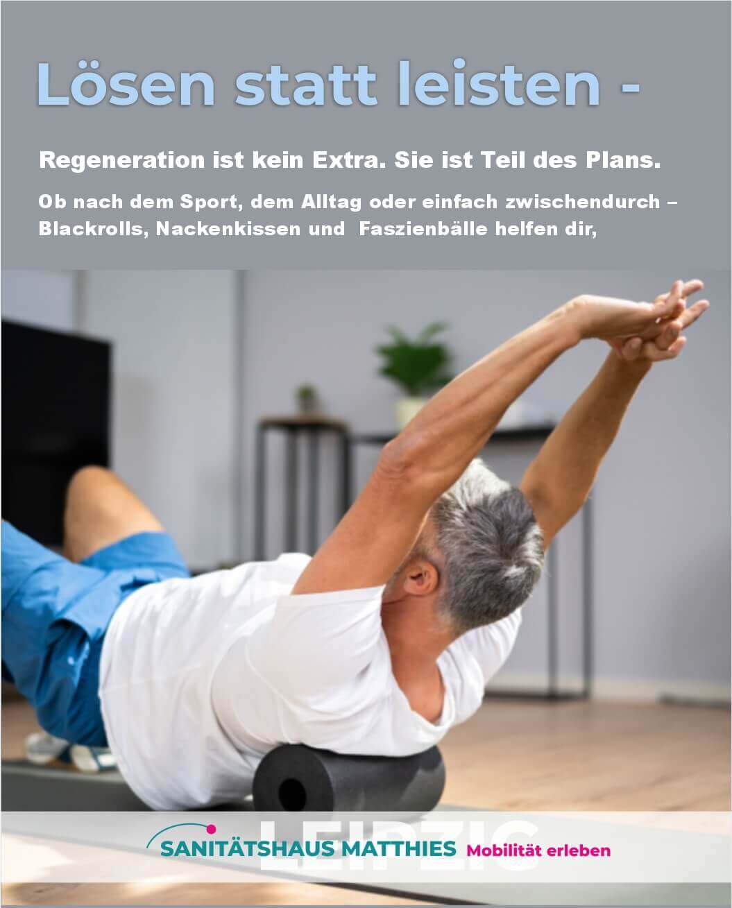 Frau mit warmen Tee sitzt vorm Kamin