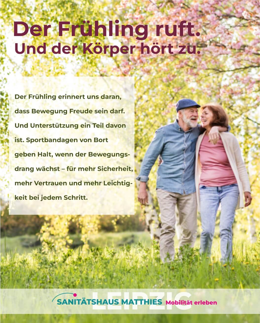 Frau mit warmen Tee sitzt vorm Kamin