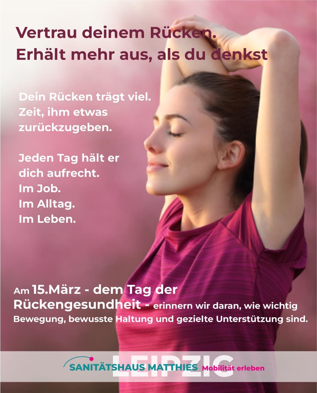 Frau mit warmen Tee sitzt vorm Kamin