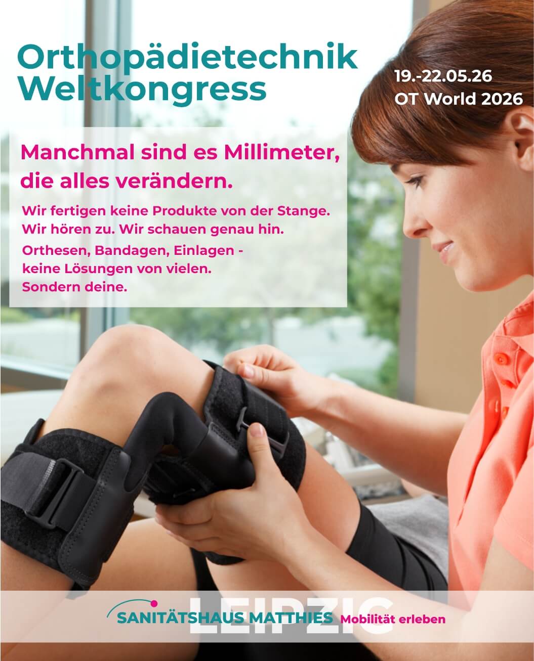 Frau mit warmen Tee sitzt vorm  Kamin