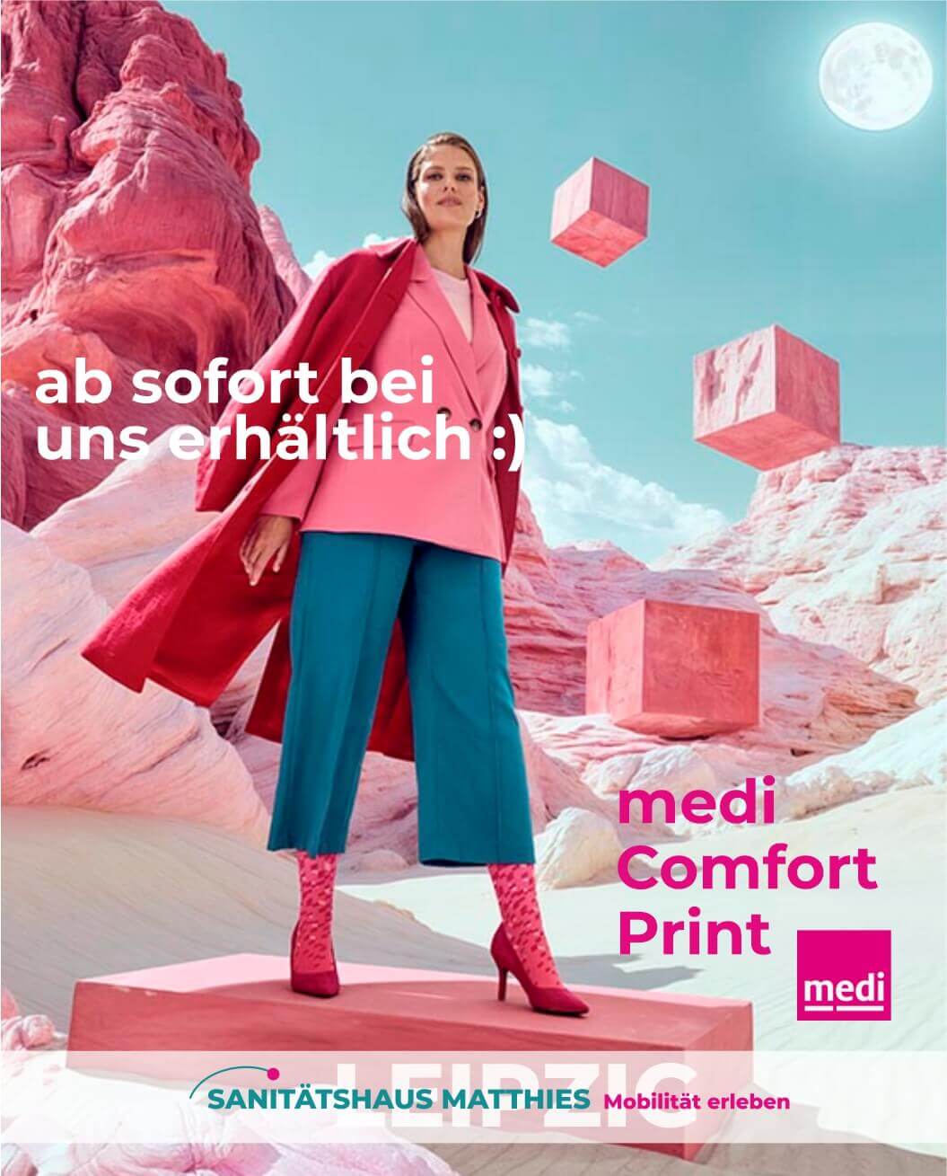 Frau mit warmen Tee sitzt vorm Kamin