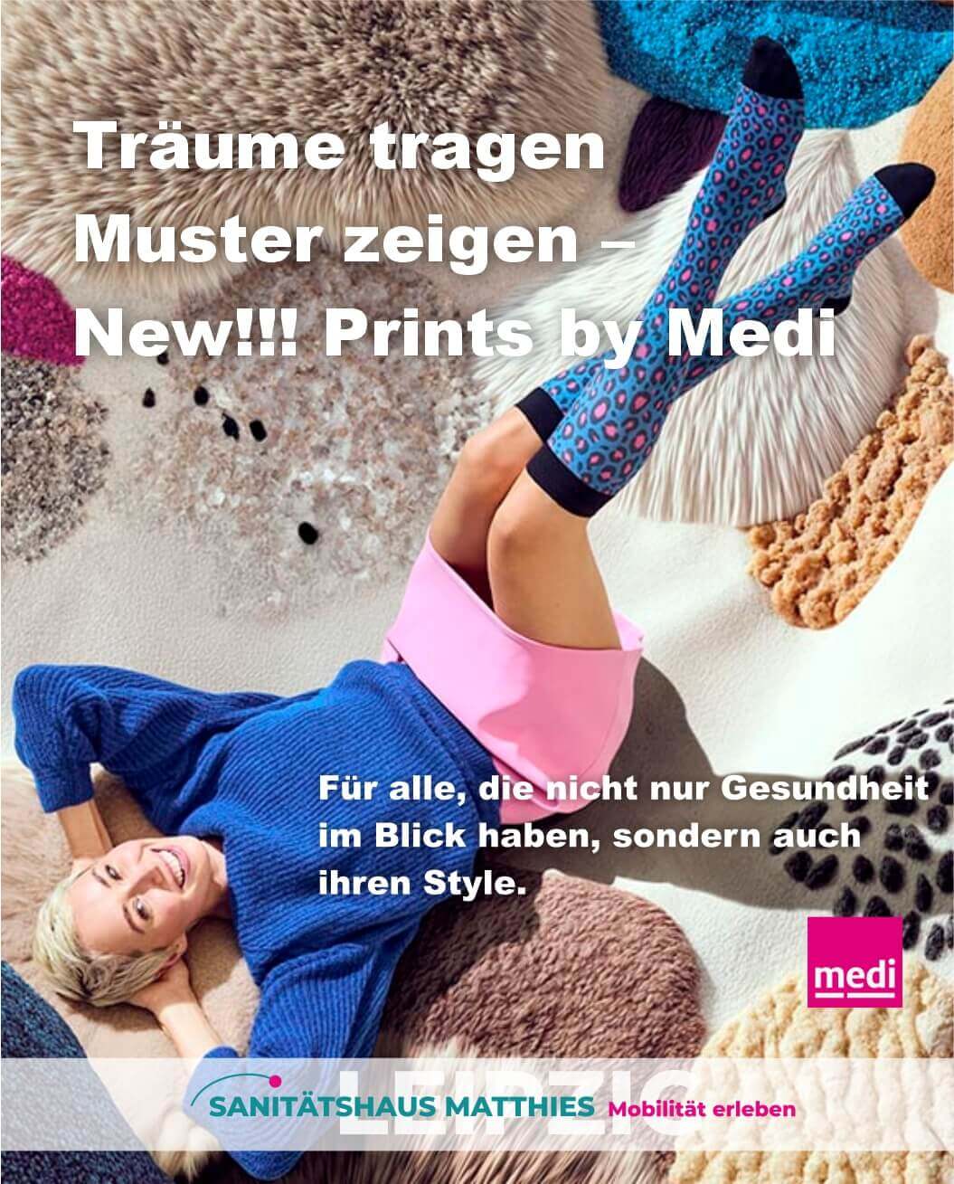 Frau mit warmen Tee sitzt vorm Kamin