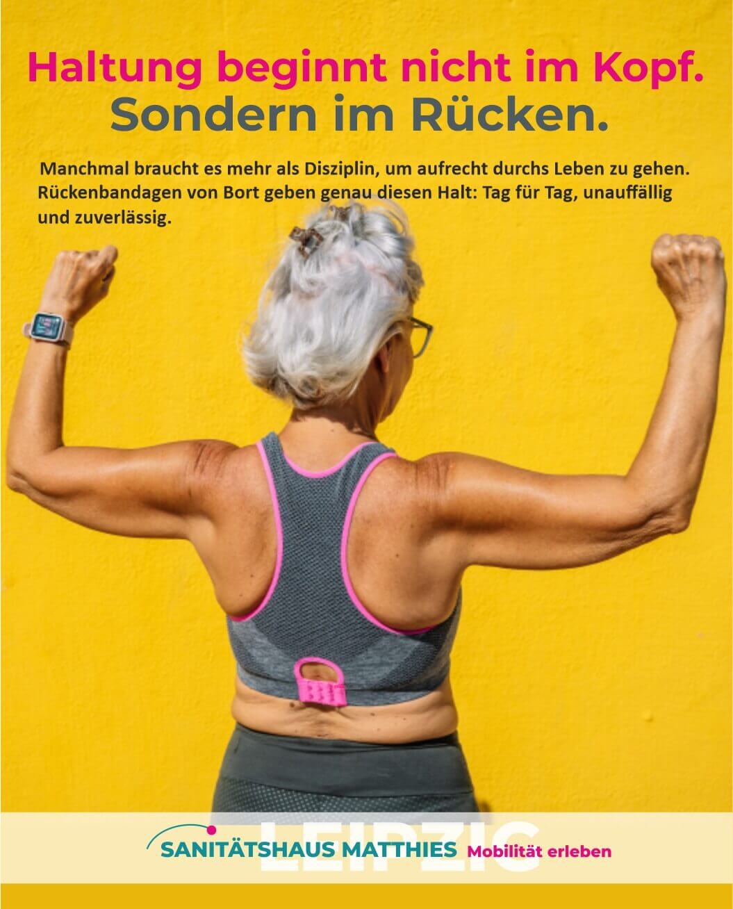 Frau mit warmen Tee sitzt vorm Kamin