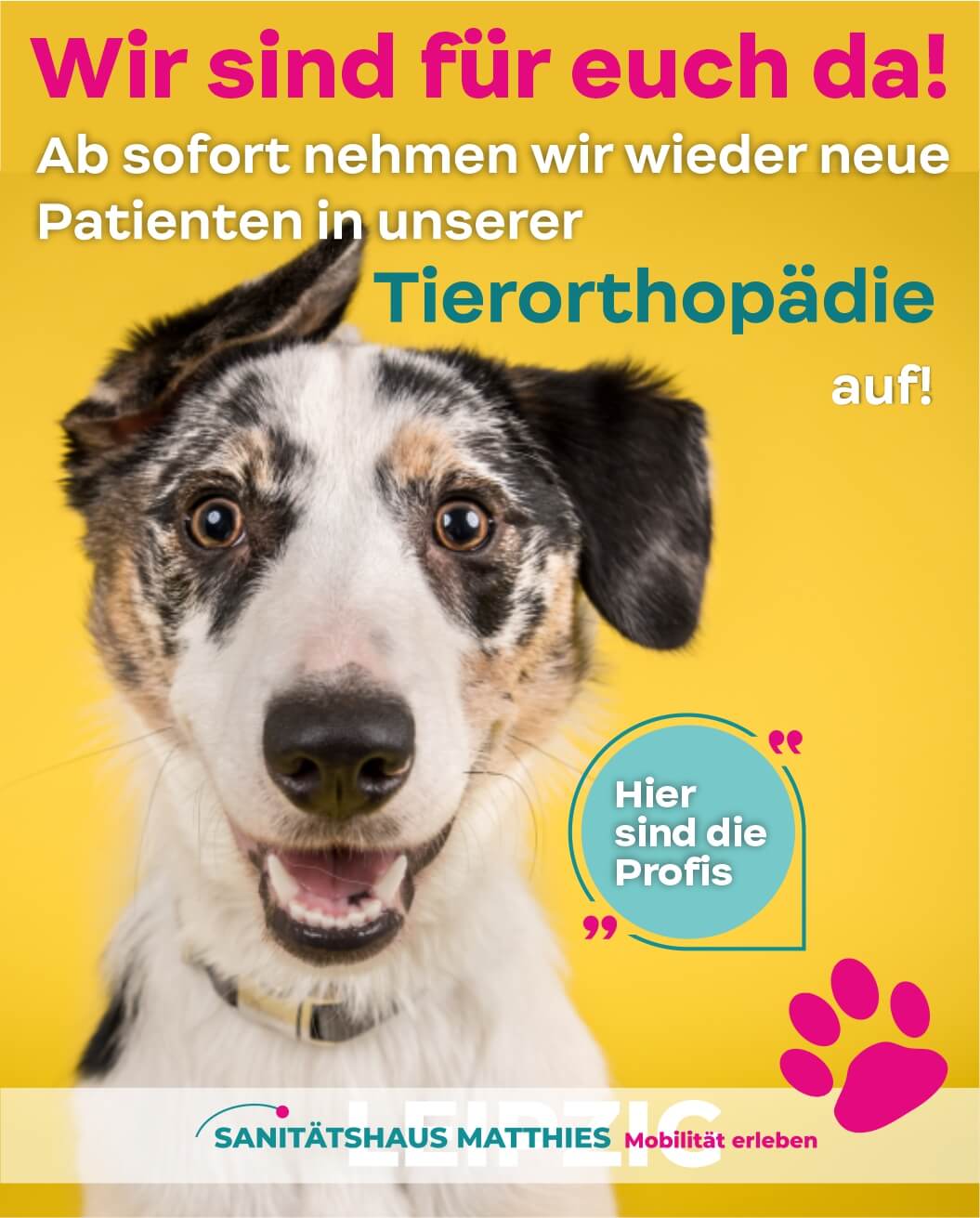 Frau mit warmen Tee sitzt vorm  Kamin