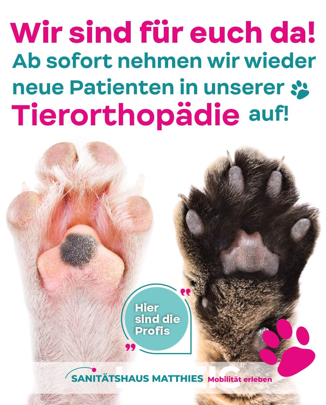 Frau mit warmen Tee sitzt vorm  Kamin
