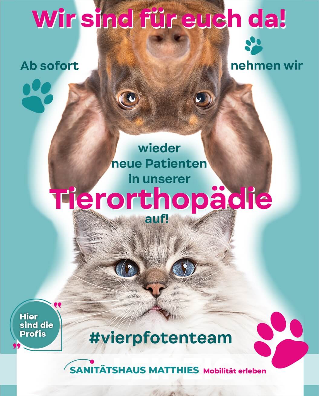 Frau mit warmen Tee sitzt vorm  Kamin