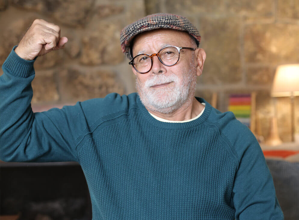 senior-freut-sich-ueber-anziehhilfe