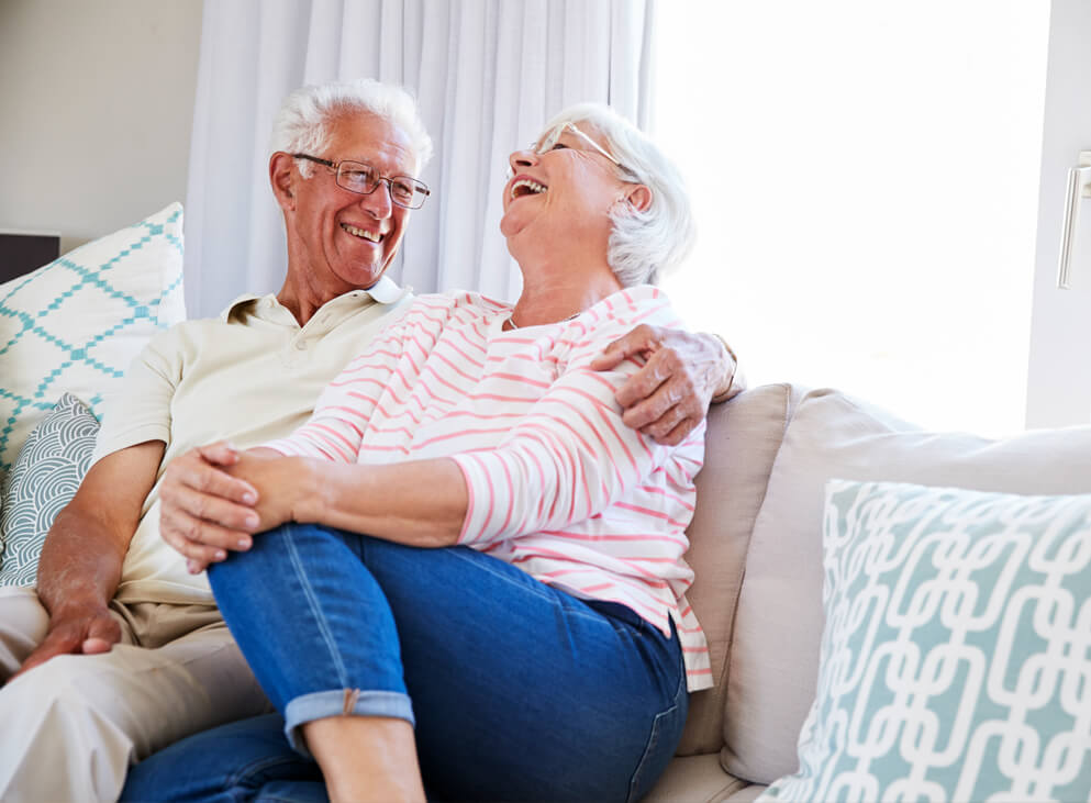 Pflegebetten vor einem Fenster ohne Person