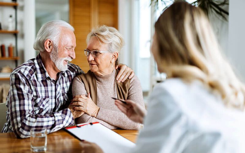 Beratungssituation in einer Pflegeberatung eines Paares