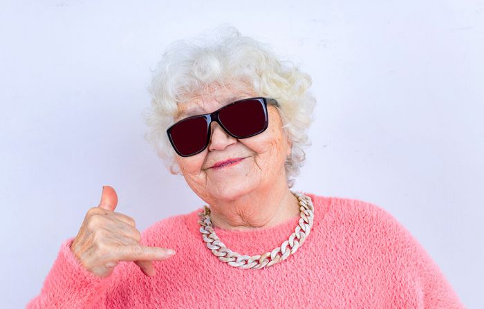 alte Dame macht Handbewegung zum telefonieren