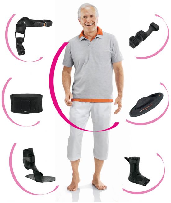 Pflegebetten vor einem Fenster ohne Person