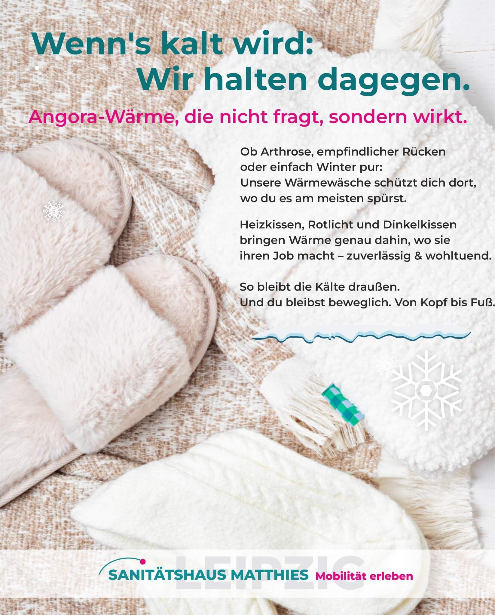 Frau mit warmen Tee sitzt vorm  Kamin