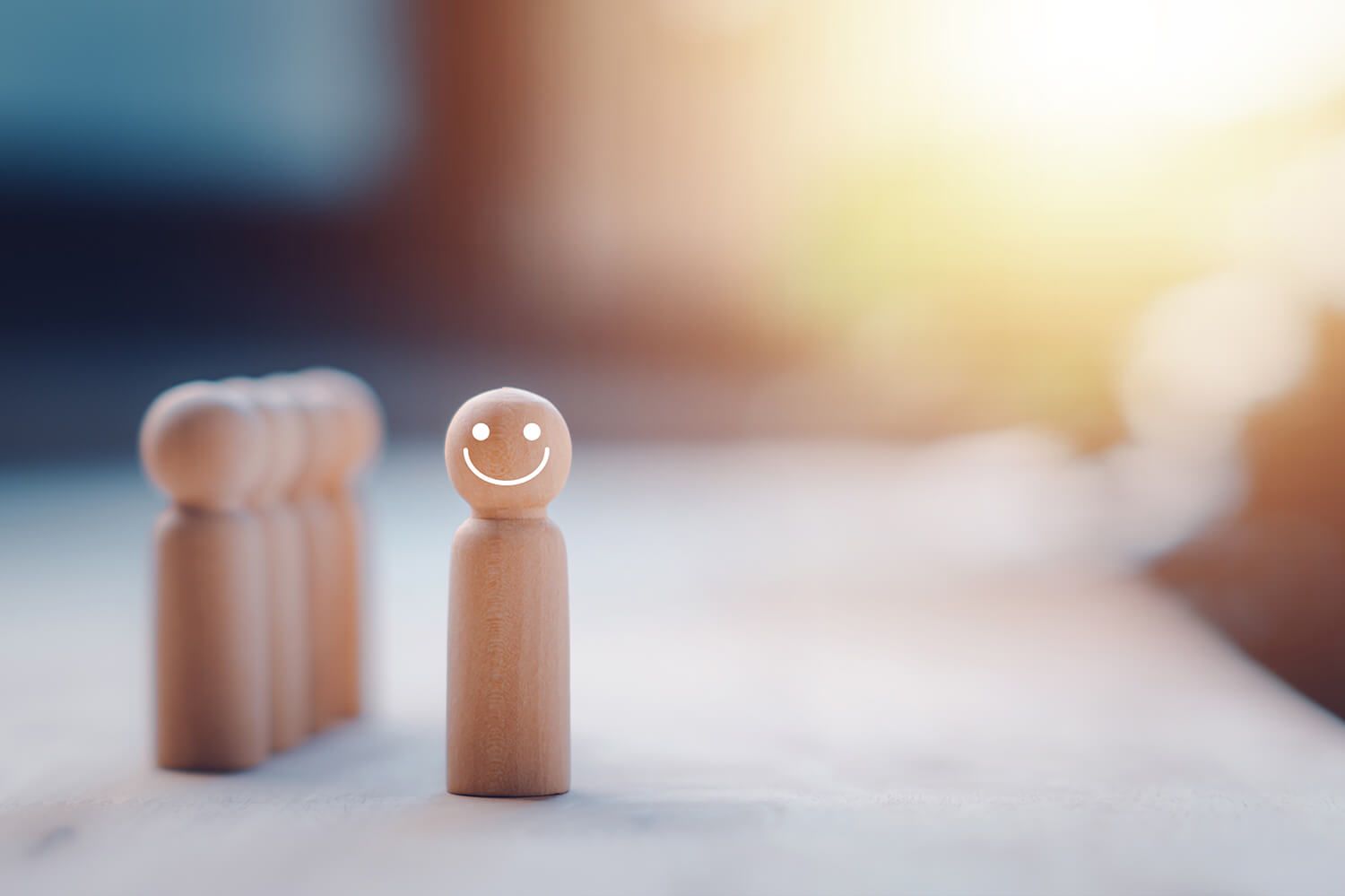 Dame am Telefon tippt mit lachen etwas ein