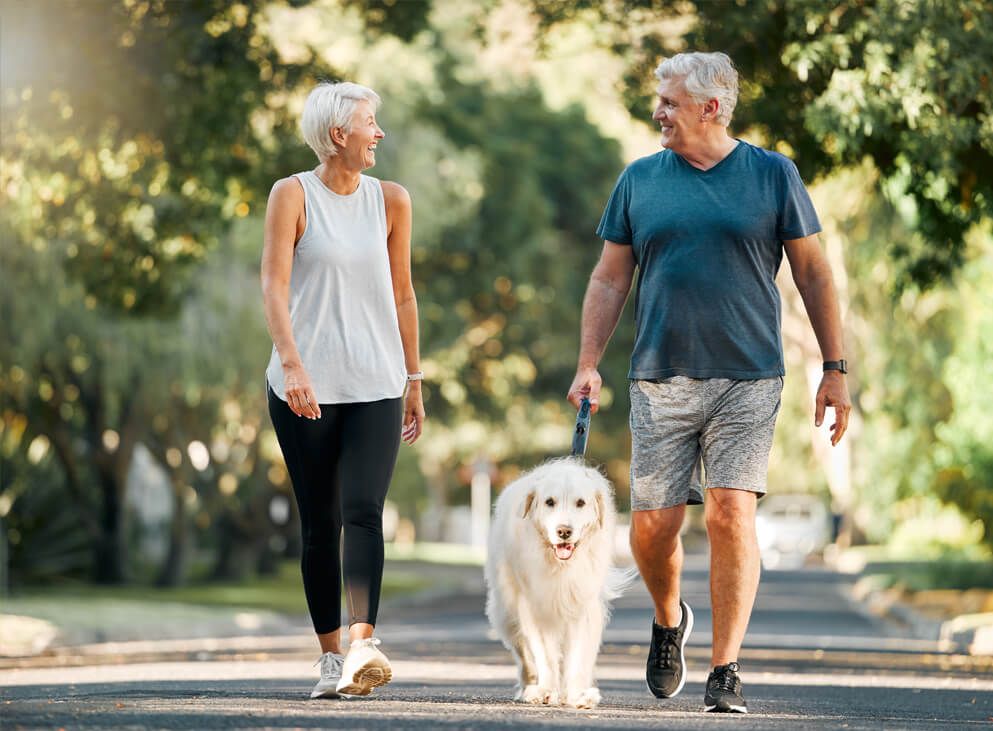 viele Kinder rennen auf einer Wiese