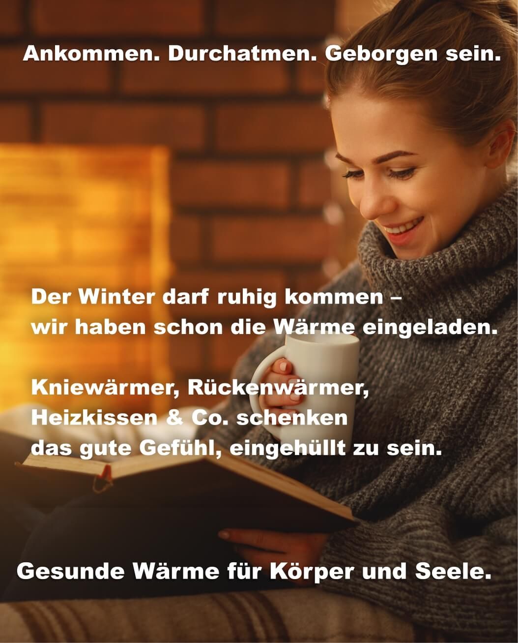 Frau mit warmen Tee sitzt vorm  Kamin