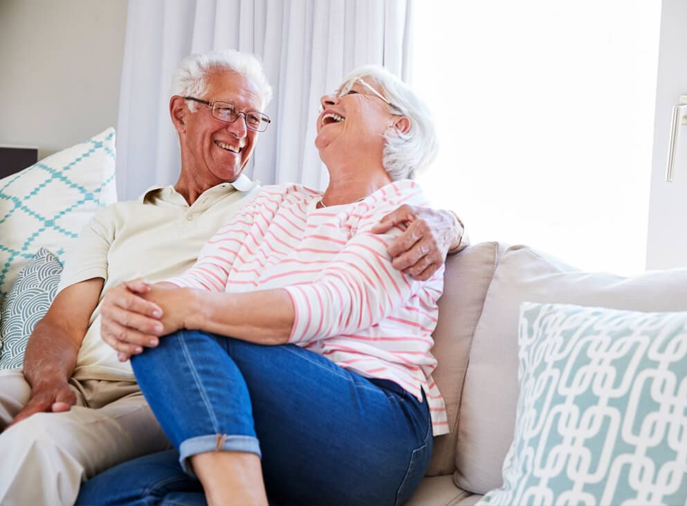 Pflegebetten vor einem Fenster ohne Person